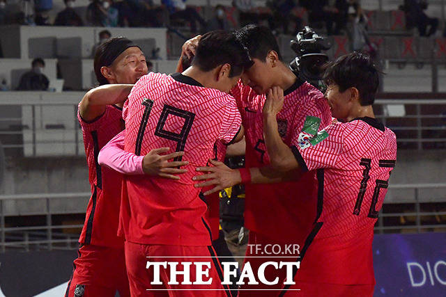 5일 오후 경기도 고양시 일산서구 고양종합운동장에서 '2022 카타르 월드컵 아시아지역 2차 예선' 대한민국과 투르크메니스탄의 경기가 열린 가운데 황의조가 첫 골을 넣은 후 동료들과 기쁨을 나누고 있다. /고양종합운동장=이선화 기자