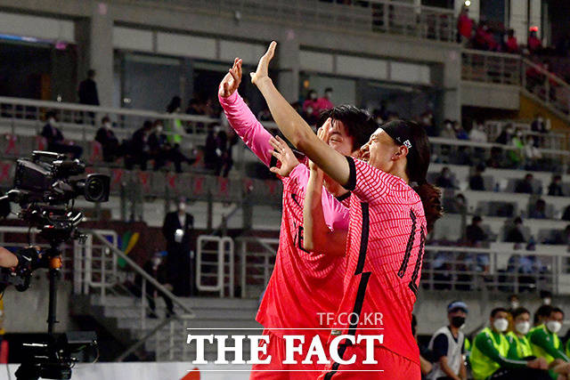 5일 오후 경기도 고양시 일산서구 고양종합운동장에서 '2022 카타르 월드컵 아시아지역 2차 예선' 대한민국과 투르크메니스탄의 경기가 열린 가운데 황의조가 첫 골을 넣은 후 동료들과 기쁨을 나누고 있다. /고양종합운동장=이선화 기자