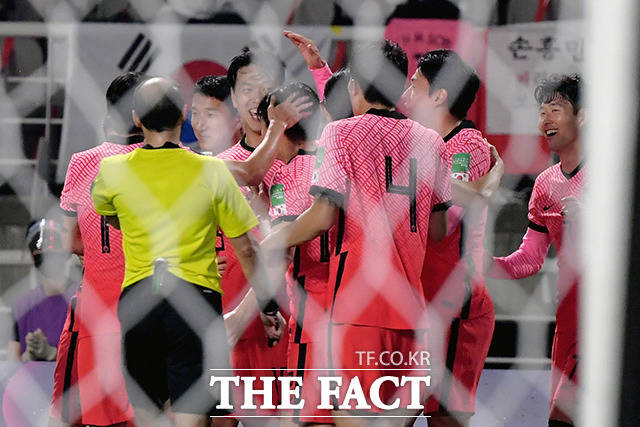 5일 오후 경기도 고양시 일산서구 고양종합운동장에서 '2022 카타르 월드컵 아시아지역 2차 예선' 대한민국과 투르크메니스탄의 경기가 열린 가운데 김영권이 슈팅을 성공시키고 있다. /고양종합운동장=이선화 기자