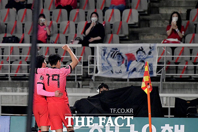 5일 오후 경기도 고양시 일산서구 고양종합운동장에서 '2022 카타르 월드컵 아시아지역 2차 예선' 대한민국과 투르크메니스탄의 경기가 열린 가운데 김영권이 슈팅을 성공시키고 있다. /고양종합운동장=이선화 기자