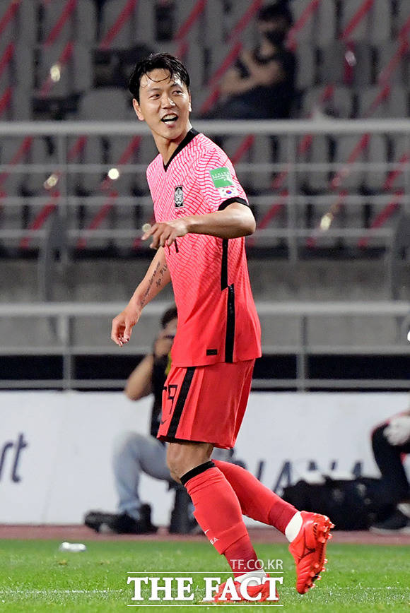 5일 오후 경기도 고양시 일산서구 고양종합운동장에서 '2022 카타르 월드컵 아시아지역 2차 예선' 대한민국과 투르크메니스탄의 경기가 열린 가운데 김영권이 슈팅을 성공시키고 있다. /고양종합운동장=이선화 기자