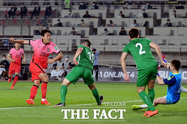 5일 오후 경기도 고양시 일산서구 고양종합운동장에서 '2022 카타르 월드컵 아시아지역 2차 예선' 대한민국과 투르크메니스탄의 경기가 열린 가운데 김영권이 슈팅을 성공시키고 있다. /고양종합운동장=이선화 기자