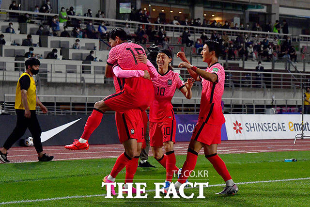 5일 오후 경기도 고양시 일산서구 고양종합운동장에서 '2022 카타르 월드컵 아시아지역 2차 예선' 대한민국과 투르크메니스탄의 경기가 열린 가운데 황의조가 첫 골을 넣은 후 동료들과 기쁨을 나누고 있다. /고양종합운동장=이선화 기자