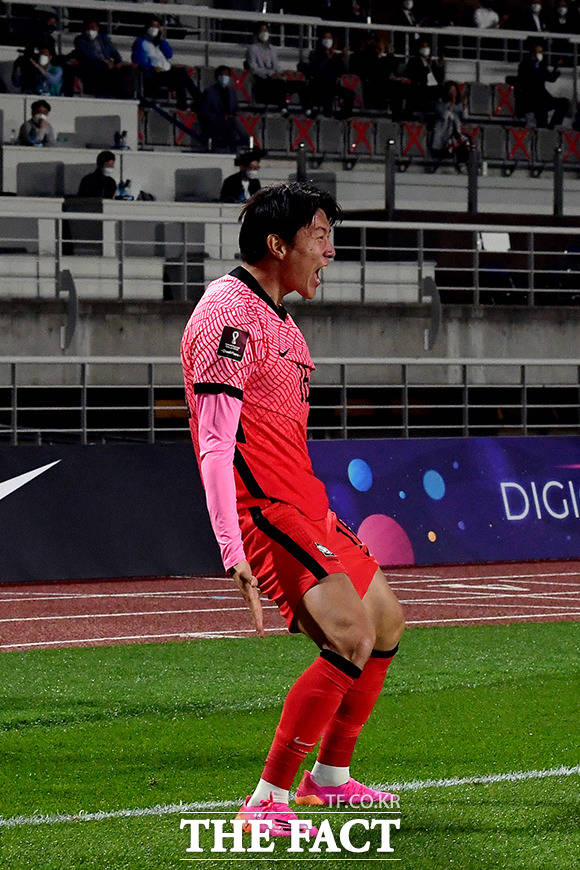 5일 오후 경기도 고양시 일산서구 고양종합운동장에서 '2022 카타르 월드컵 아시아지역 2차 예선' 대한민국과 투르크메니스탄의 경기가 열린 가운데 황의조가 첫 골을 넣은 후 동료들과 기쁨을 나누고 있다. /고양종합운동장=이선화 기자