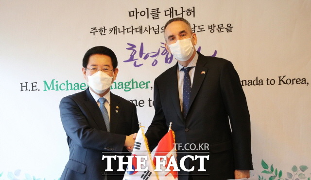 김영록 전라남도지사가 8일 오후 목포 한미르에서 마이클 대나허(Micheal Danagher) 주한 캐나다 대사와 간담회를 갖고 전남도와 캐나다간 협력방안에 대해 논의했다. 김 지사는 2022 UN기후변화협약당사국총회 (COP28) 남해안 남중권 개최에 대해 설명하고 캐나다의 관심과 지지를 요청했다./전남도 제공