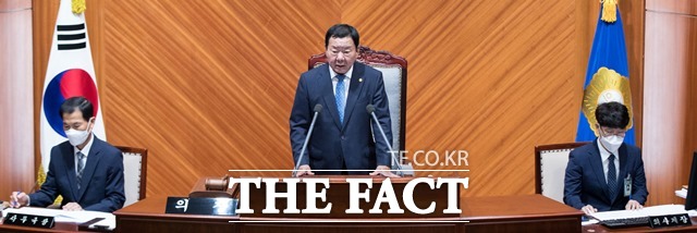 군산시의회가 9일 정례회를 열고 20일 일정동안 2021년 상반기 업무보고 청취를 비롯해 제2회 추가경정 예산안, 의원발의 8건, 조례안 11건 등 29건의 부의안건을 심의·의결하게 된다. /군산시의회 제공