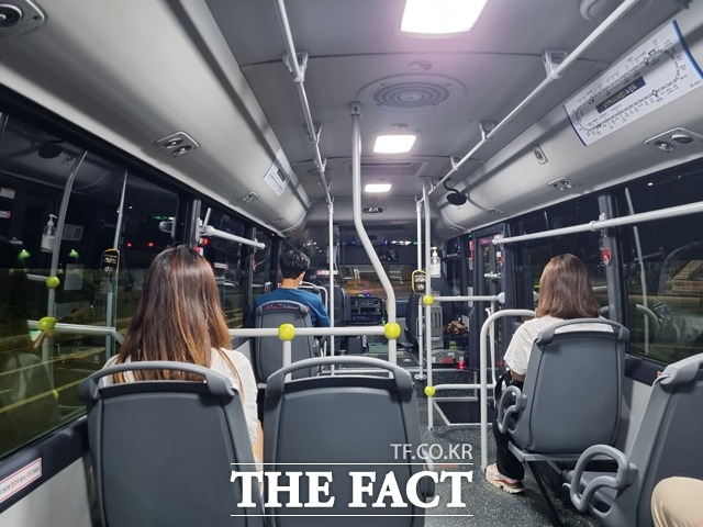 심야버스에 탑승한 시민 모습. / 김경동 기자