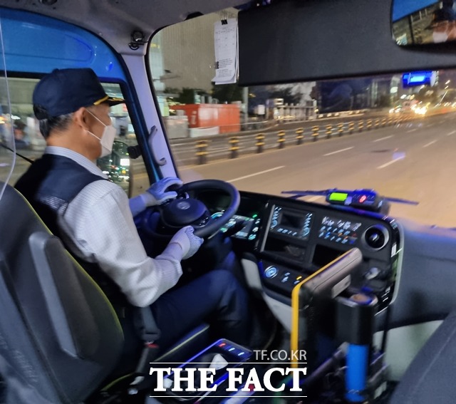 심야버스가 시내를 주행하는 모습. / 김경동 기자