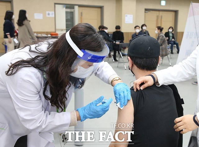 코로나19 예방을 위한 백신 접종 모습 / 더팩트DB