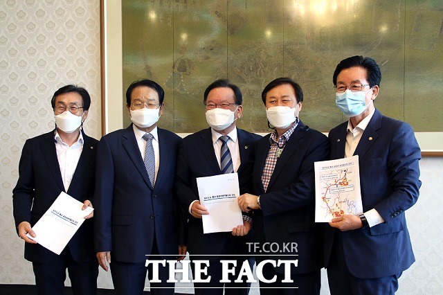 지난 17일 민주당 소속 변재일·도종환·정정순·이장섭 의원이 국회에서 김부겸 국무총리를 만나 ‘청주도심 관통 국가철도망’사업 반영 건의문을 전달한 뒤 기념촬영을 하고 있다. / 민주당 충북도당 제공