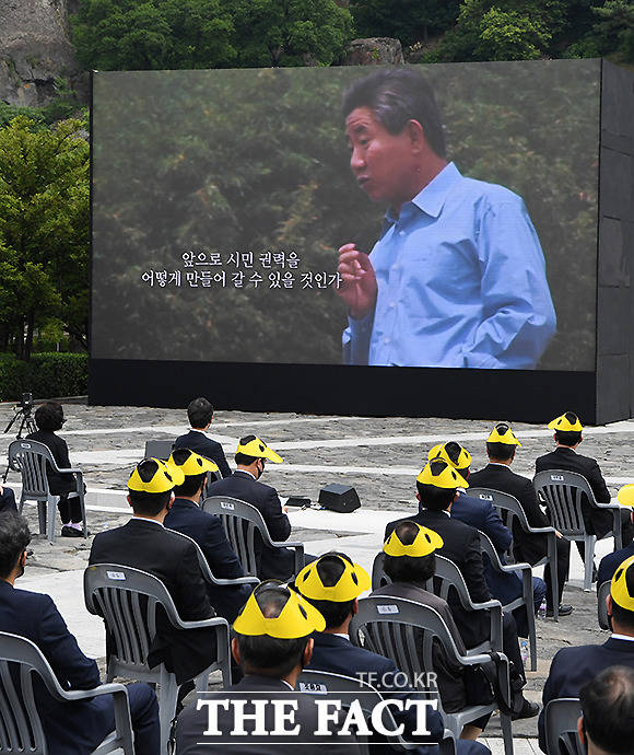 노무현 전 대통령은 지난 2002년 당 내 군소후보에서 대통령에 오르는 파란을 일으켰다. 노무현 전 대통령의 생전 영상을 시청하는 참석자들./더팩트 DB
