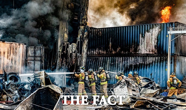 충북소방본부 소속 소방관들이 화재현장에서 화재를 집압하고 있다. / 충북소방본부 제공