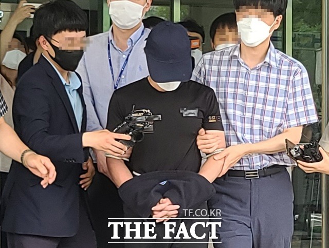 생후 20개월 된 자신의 딸을 학대해 숨지게 한 혐의를 받고 있는 20대 남성이 구속 전 피의자 심문을 받기 위해 대전 서구 둔산경찰서를 나서고 있다. / 대전=김성서 기자