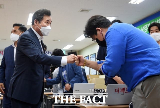 최근 발표된 일부 여론조사 결과를 보면, 이 전 대표는 지지율 반등에 성공을 거둔 모양새다. 지난 12일 대전광역시 중구 원동 대전중앙시장 상인회를 찾아 대전 청년기업인 모임 대표단 간담회에 참석하는 모습. /임영무 기자