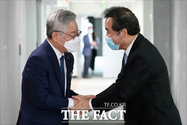 이낙연(오른쪽) 전 더불어민주당 대표가 최근 여론조사상 무서운 상승세를 보이며 '이재명 대세론'에 강력한 대항마로 떠오르는 양상이다. 왼쪽은 이재명 경기도지사. /이새롬 기자