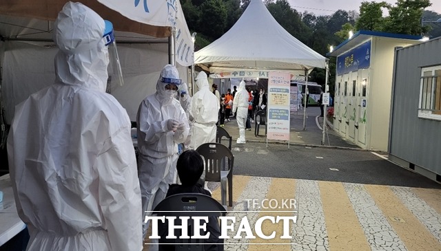 충남 아산시의 코로나19 선별진료소가 한계치를 넘어서고 있어 추가 설치가 시급하다는 지적이다. 아산시 임시선별진료소 모습. / 더팩트DB