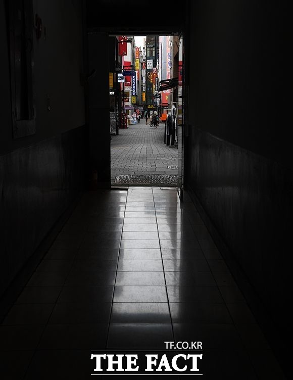 중소기업중앙회가 소상공인 300개사를 대상으로 코로나19 4차 대유행에 따른 긴급 소상공인 실태조사를 실시한 결과 수도권 소상공인 70%가 올해 여름 매출이 기존보다 40% 이상 감소할 것으로 응답했다. /더팩트 DB