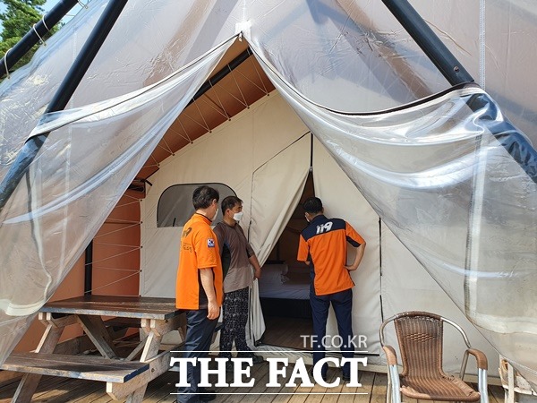 경기 안산소방서는 22일 대부도 지역 펜션과 야영장을 김승남 서장이 직접 방문해 화재와 재난발생을 대비한 현장 안전지도를 펼쳤다./안산소방서제공