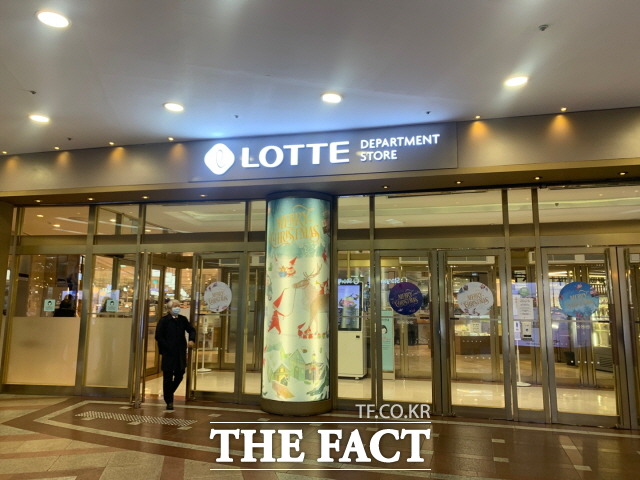 롯데쇼핑이 올해 2분기 연결기준 매출 3조9025억 원, 영업이익 76억 원을 기록했다. 사진은 롯데백화점 영등포점 입구. /한예주 기자