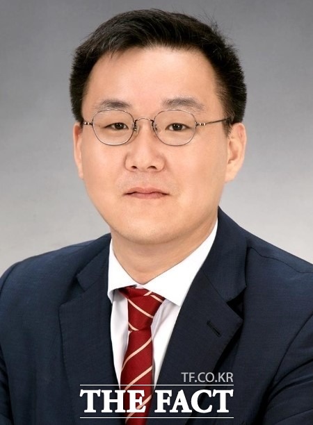 김남호 DB그룹 회장이 올해 상반기 DB하이텍에서 10억5100만 원, DB아이앤씨에서 6억2440만 원의 보수를 받았다. /더팩트 DB