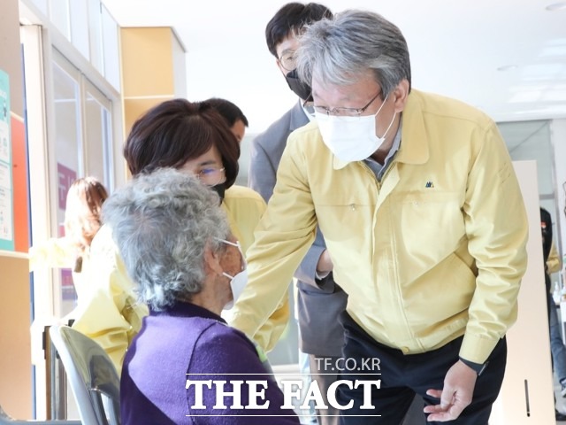 유진섭 시장은 “예방접종은 코로나19를 예방할 수 있는 가장 효과적인 수단”이라며 “시민들께서는 본인의 사전 예약 가능 기간을 숙지하고, 자신과 주변의 안전을 위해 예방접종에 꼭 참여해달라”고 당부했다. / 정읍시 제공