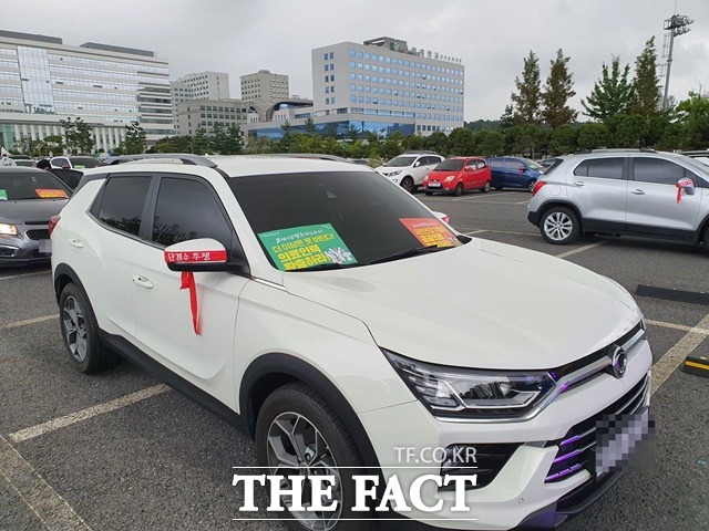 지난 1일 건양대병원 주차장에서 진행된 보건의료노조 대전충남지부 파업 전야제에 참가한 차량에 유인물이 붙어 있다. / 대전 = 김성서 기자