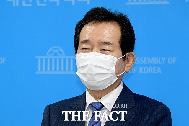 정세균 전 국무총리가 13일 더불어민주당 대선 경선 후보직을 중도 사퇴한다고 밝혔다. 지난 8월 26일 '교육부 없는 교육 개혁' 공약 발표 기자회견을 마치고 취재진의 질문에 답하고 있는 정 전 총리. /이선화 기자