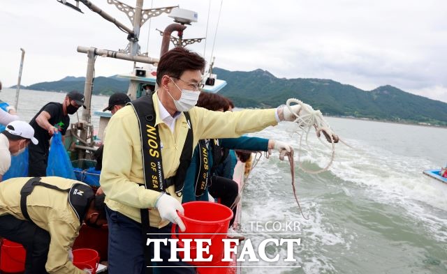 김철우 보성군수의 민선7기 공약사항에 대한 이행상황을 점검한 결과, 공약 이행률 93.9%로 집계됐다. 김 군수가 바다목장 사업 일환으로 낙지 3천마리를 방류하고 있다. /보성군 제공