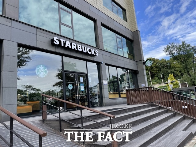 스타벅스커피코리아의 올해 3분기 영업이익은 860억 원으로 전년 동기 대비 108.2% 증가했다. /문수연 기자