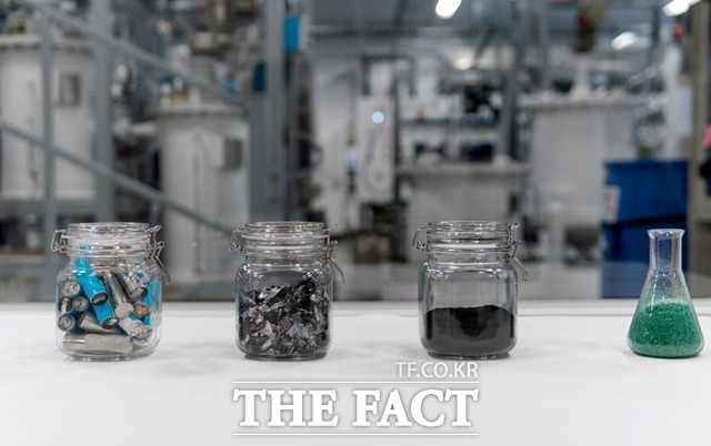 스웨덴 배터리 생산업체 노스볼트가 100% 재활용한 니켈과 망간, 코발트 등 양극재로 배터리를 생산했다. 사진은 폐배터리와 니켈과 망간, 코발트 등 배터리 금속./노스볼트 제공