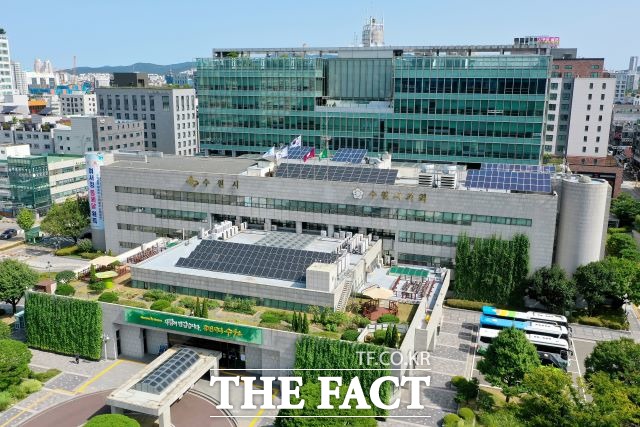 수원시청사에 설치된 태양광 패널과 그린커튼.