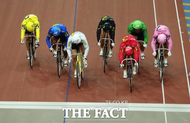 광명스피돔에서 경주를 펼친 선수들이 결승선을 통과하고 있다./경주사업총괄본부 제공