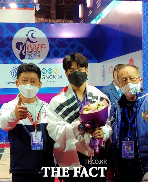 전북 진안군청 역도팀 소속 유동주(28)선수가 '2021년 세계역도선수권대회'에서 남자 89㎏급 정상에 올라 금메달을 목에 거는 쾌거를 거뒀다. /진안군 제공