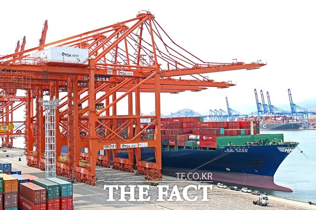 6,800TEU급 컨테이너선에 수산식품을 선적하는 모습 / aT제공
