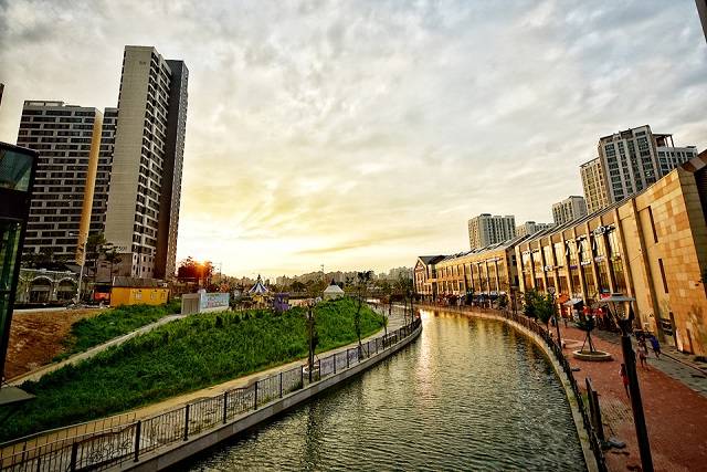 ‘대한민국 최초의 캐널시티(Canal City) 김포한강신도시’에 조성한 ‘금빛수로’가 2021년 아시아 도시경관상을 수상했다. / 김포시 제공