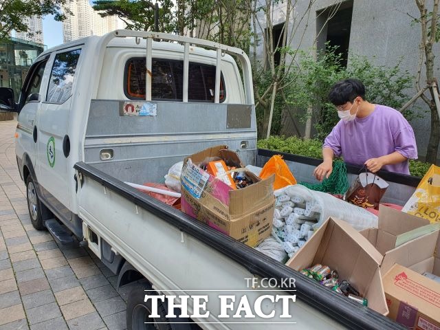 사회복무요원이 생활 폐자원을 수거하고 있다./ 수원시 제공