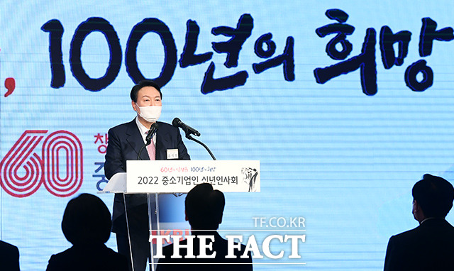 축사하는 윤 후보.