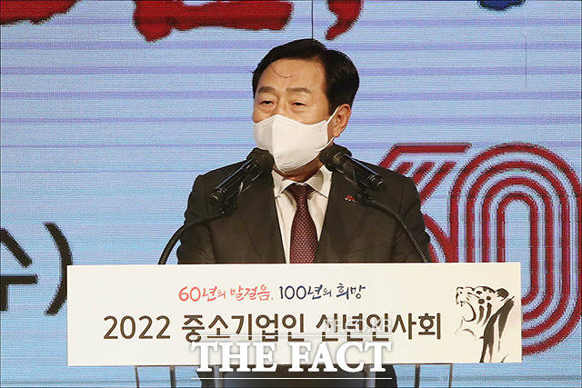 김부겸 국무총리(오른쪽)와 김기문 중기중앙회장이 5일 오후 서울 여의도 중소기업중앙회에서 열린 2022년 중소기업인 신년인사회에서 대화를 하고 있다./임영무 기자