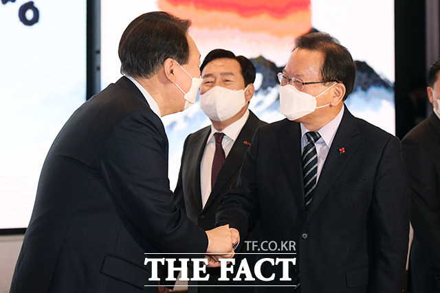 선대위 해체 기자회견을 마치고 일정을 재개한 윤석열 후보는 중소기업인 신년인사회에 참석했다. 김부겸 국무총리와 인사하는 윤 후보(왼쪽)의 모습.