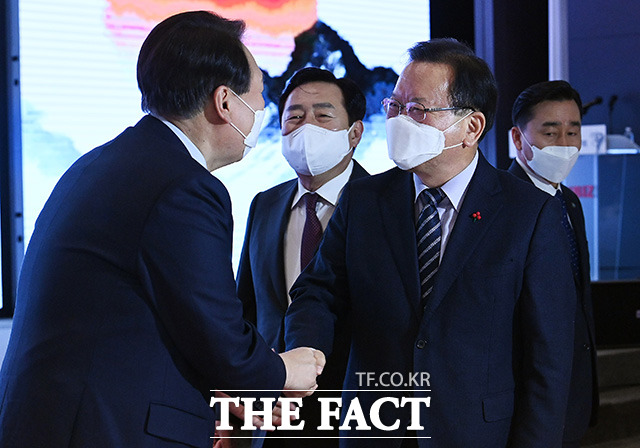 김부겸 국무총리(오른쪽)와 김기문 중기중앙회장이 5일 오후 서울 여의도 중소기업중앙회에서 열린 2022년 중소기업인 신년인사회에서 대화를 하고 있다./임영무 기자