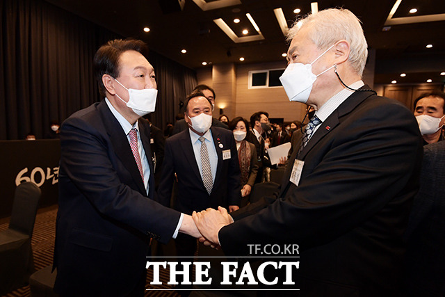 윤석열 국민의힘 대선 후보(왼쪽)가 5일 오후 서울 여의도 중소기업중앙회에서 열린 '2022 중소기업인 신년인사회'에 참석해 경제인들과 악수하고 있다./이선화 기자