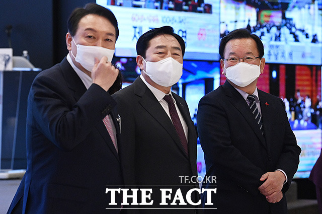 김부겸 국무총리(오른쪽)와 김기문 중기중앙회장이 5일 오후 서울 여의도 중소기업중앙회에서 열린 2022년 중소기업인 신년인사회에서 대화를 하고 있다./임영무 기자