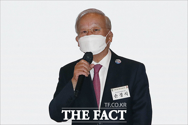 김부겸 국무총리(오른쪽)와 김기문 중기중앙회장이 5일 오후 서울 여의도 중소기업중앙회에서 열린 2022년 중소기업인 신년인사회에서 대화를 하고 있다./임영무 기자