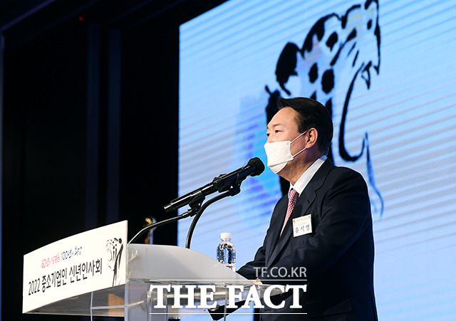 이날 오후부터 윤 후보는 전면 취소했던 일정을 다시 시작했다. 중소기업인 신년인사회에 참석하기 전 국민의힘 당사에서 기자회견을 연 윤 후보는 '선대위 해체'와 동시에 '권영세 의원을 본부장으로 한 새로운 선거대책본부'를 꾸리겠다고 밝혔다. /이선화 기자