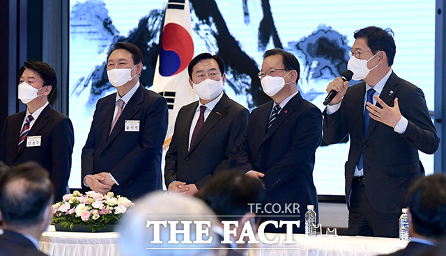 송영길 더불어민주당 대표의 발언에 웃는 윤 후보