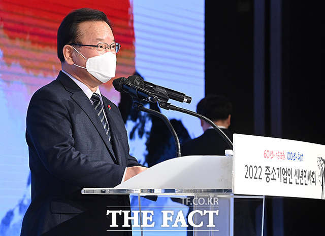 김부겸 국무총리(오른쪽)와 김기문 중기중앙회장이 5일 오후 서울 여의도 중소기업중앙회에서 열린 2022년 중소기업인 신년인사회에서 대화를 하고 있다./임영무 기자