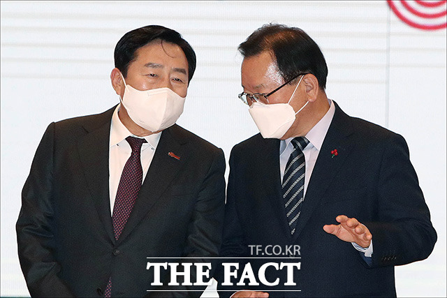 김부겸 국무총리(오른쪽)와 김기문 중기중앙회장이 5일 오후 서울 여의도 중소기업중앙회에서 열린 2022년 중소기업인 신년인사회에서 대화를 하고 있다./임영무 기자