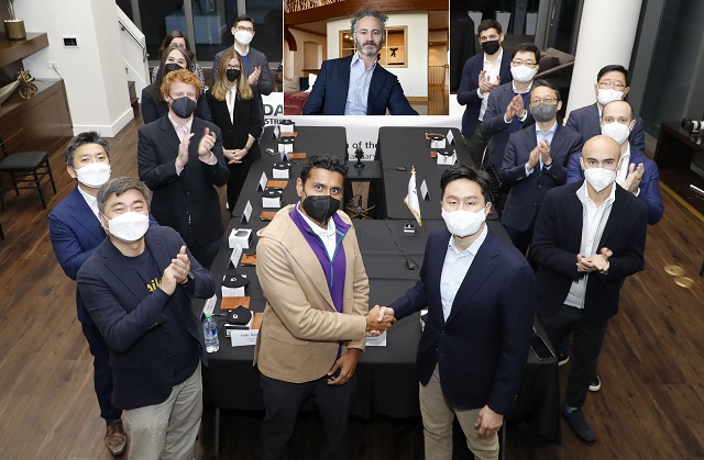 현대중공업그룹이 세계 최고의 빅데이터 기업인 미국 팔란티어 테크놀로지스와 손잡고 조선·해양 등 핵심 사업에 빅데이터 플랫폼을 구축한다. 현대중공업지주 정기선 대표와 팔란티어 샴 샹카 COO, 팔란티어 알렉스 카프 대표가 미국 라스베이거스에서 열린 MOU 체결식에서 기념 촬영을 하고 있다. /더팩트 DB