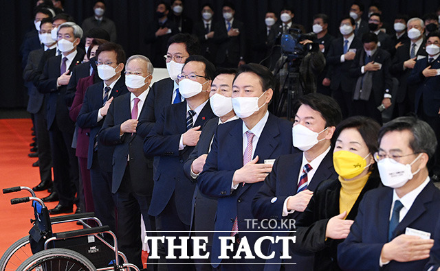 김부겸 국무총리(오른쪽)와 김기문 중기중앙회장이 5일 오후 서울 여의도 중소기업중앙회에서 열린 2022년 중소기업인 신년인사회에서 대화를 하고 있다./임영무 기자