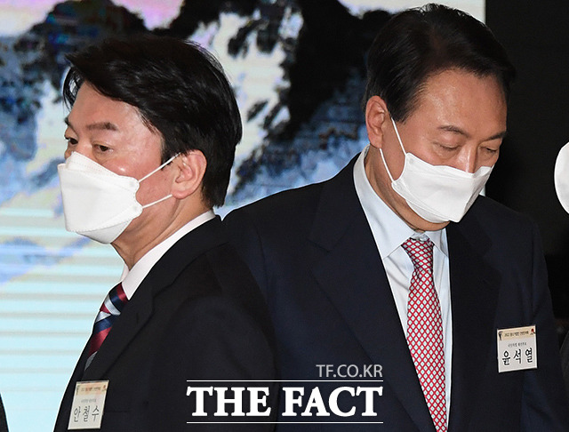 지지율에 '울고 웃고', 안철수 국민의당 후보와 인사 후 자리로 이동하는 윤 후보.